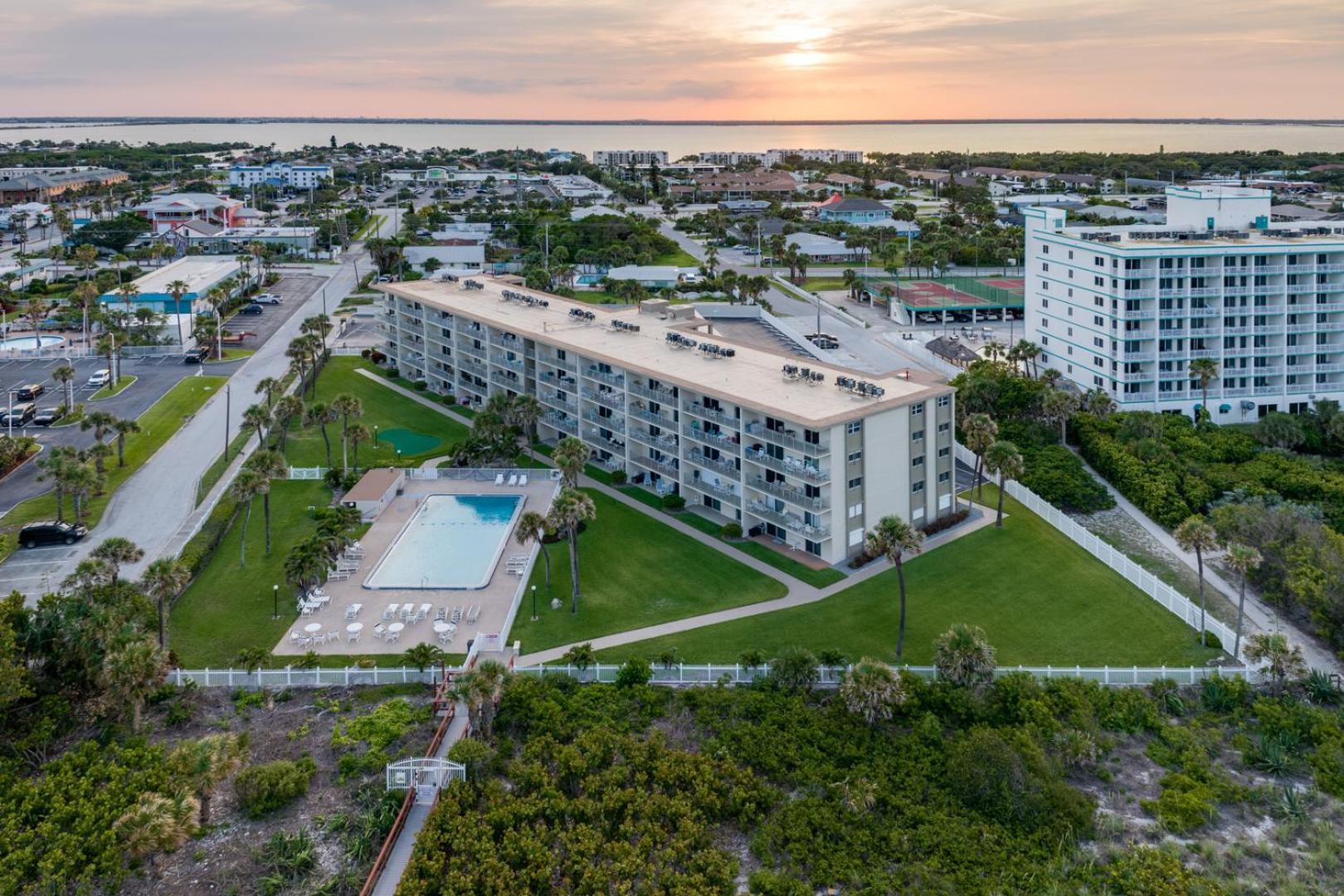 Cocoa Beach Towers Aparthotel Exterior photo