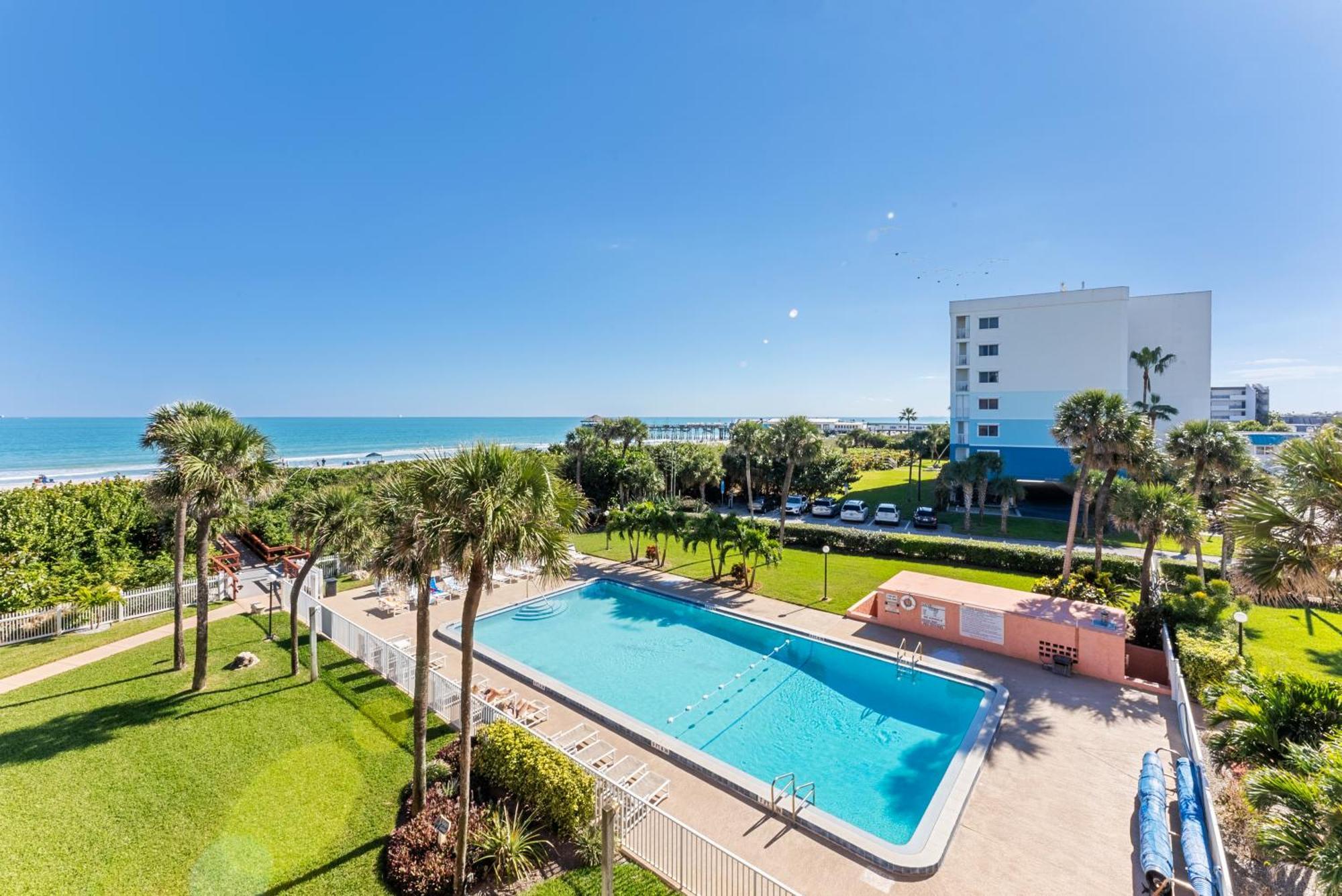 Cocoa Beach Towers Aparthotel Exterior photo